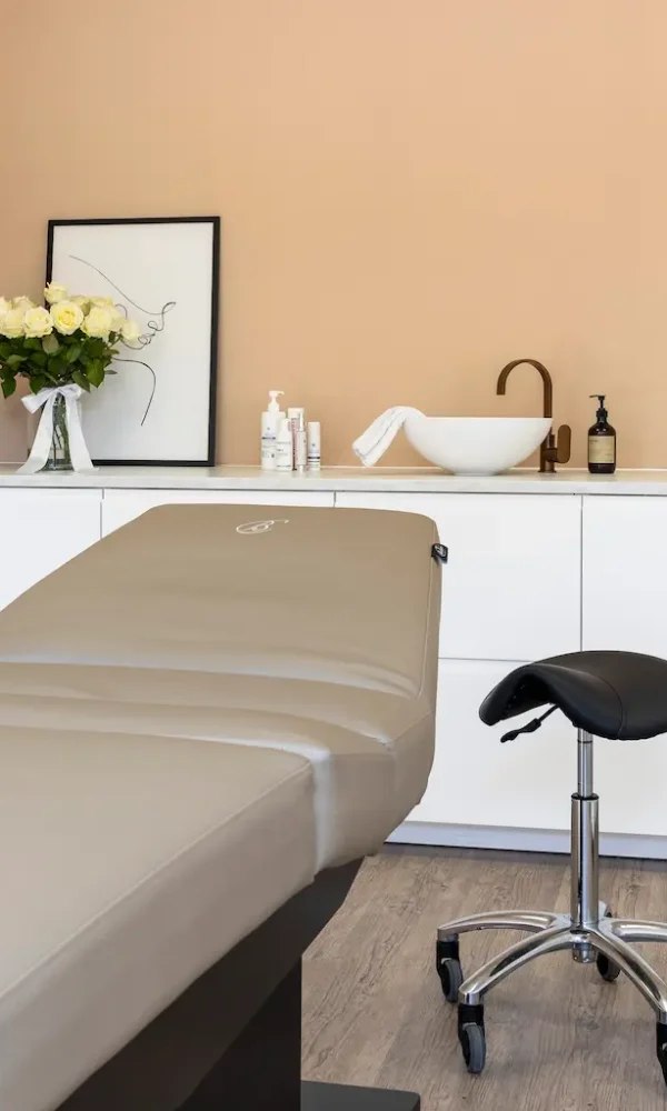 Rustige en moderne behandelruimte bij HuidSkills Kliniek